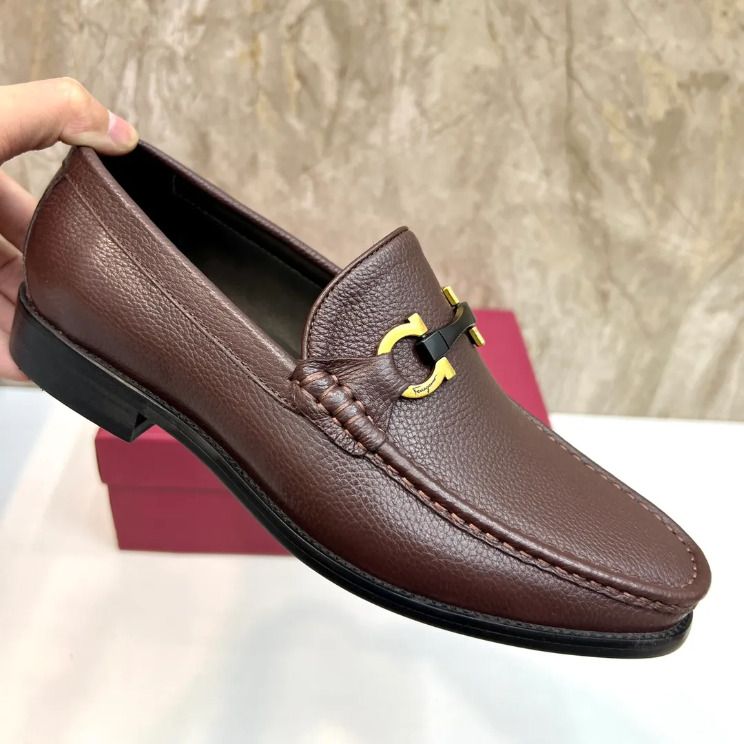 Original order quality P600 Brand: Ferragamo Standard size: Men's size 38/44 (45 can be customized) Grade: Same style as the official website High-quality men's shoes Material: Customized first-layer calfskin with water-dyed cowhide lining Cowhide tiptoe Original non-slip and wear-resistant rubber outsole Style category: Men's formal business leather shoes are young and fashionable European and American trends British style Casual matching Comfortable feet Color: Actual picture